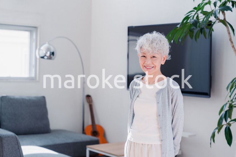 笑顔でいきいきと暮らすシニアの女性