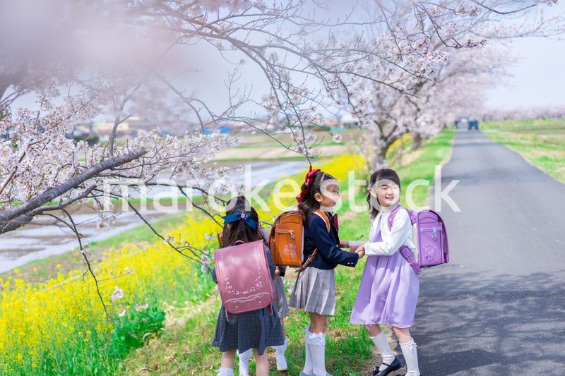 登下校中に通学路で遊ぶ小学生の女の子たち