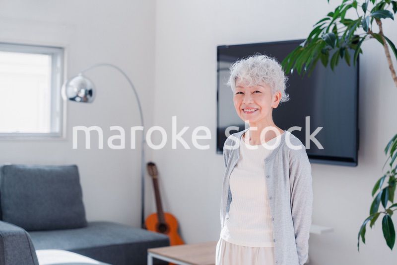 笑顔でいきいきと暮らすシニアの女性