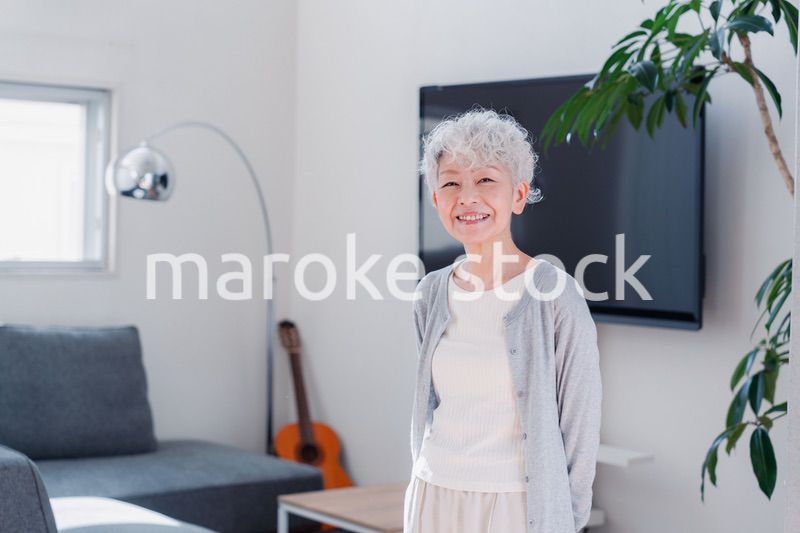 笑顔でいきいきと暮らすシニアの女性