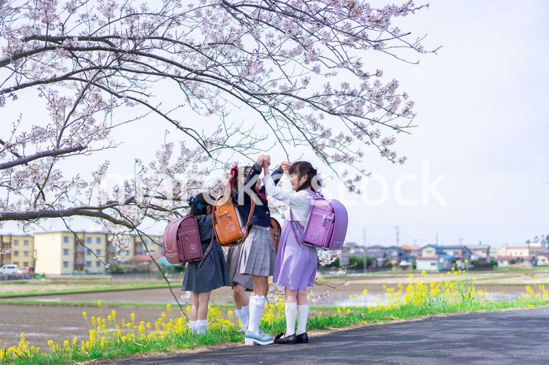 登下校中に通学路で遊ぶ小学生の女の子たち