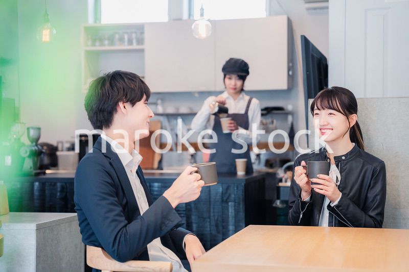 カフェでデートをする若いカップル