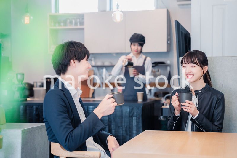 カフェでデートをする若いカップル