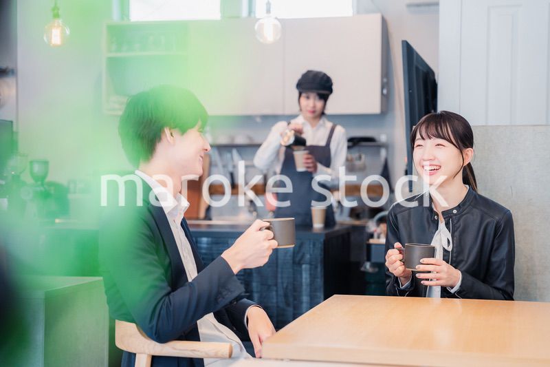 カフェでデートをする若いカップル