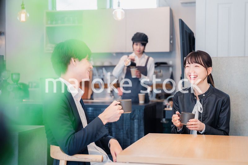 カフェでデートをする若いカップル