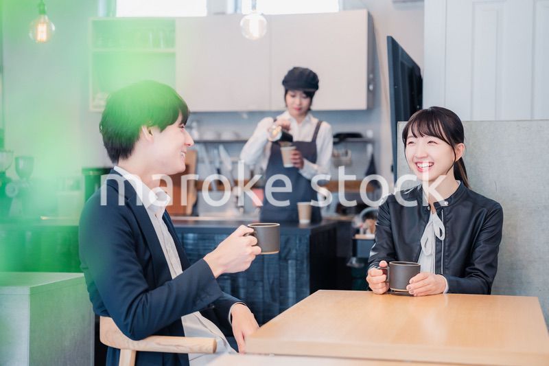 カフェでデートをする若いカップル