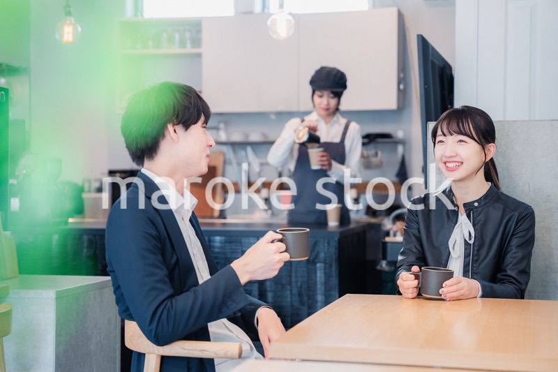 カフェでデートをする若いカップル