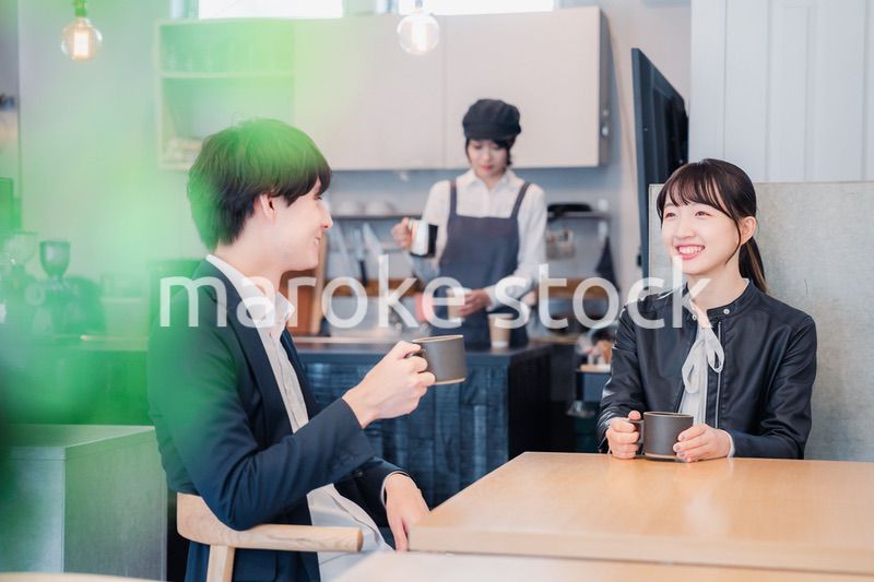 カフェでデートをする若いカップル
