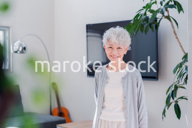 笑顔でいきいきと暮らすシニアの女性