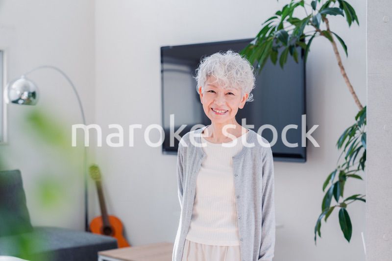 笑顔でいきいきと暮らすシニアの女性