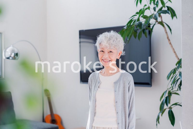 笑顔でいきいきと暮らすシニアの女性