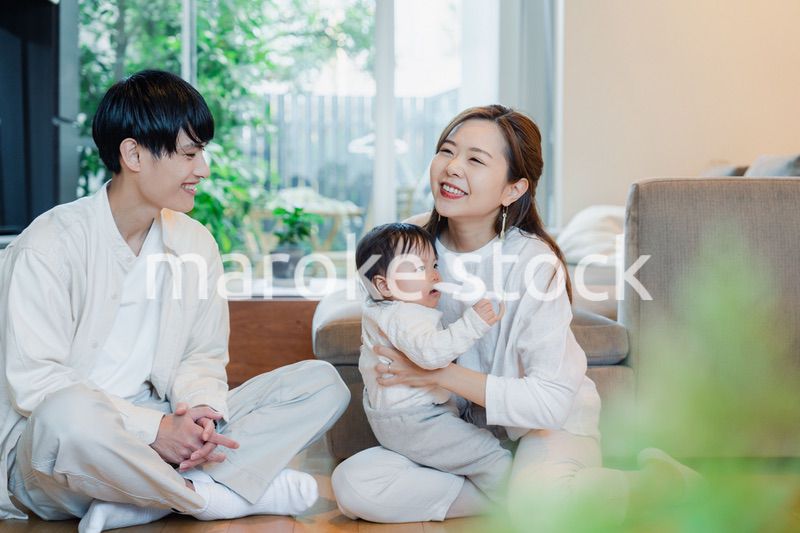 赤ちゃんとお家で過ごす幸せなファミリー