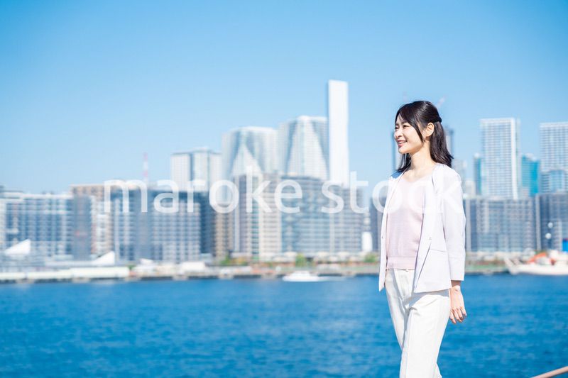 外の空気を吸ってリフレッシュするビジネスウーマン