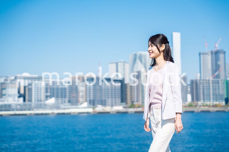 外の空気を吸ってリフレッシュするビジネスウーマン