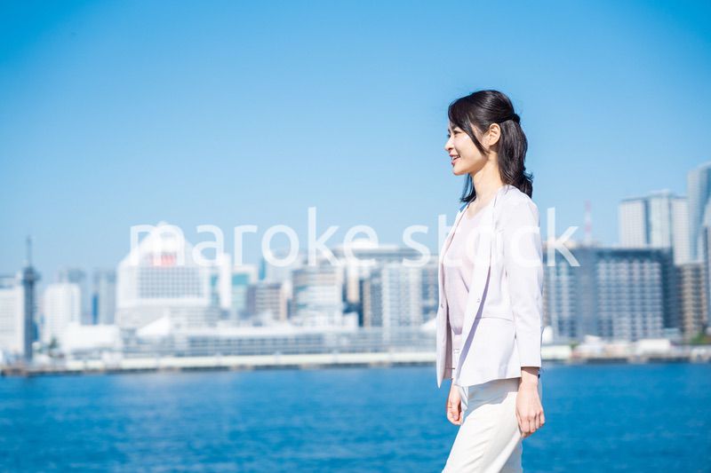 外の空気を吸ってリフレッシュするビジネスウーマン