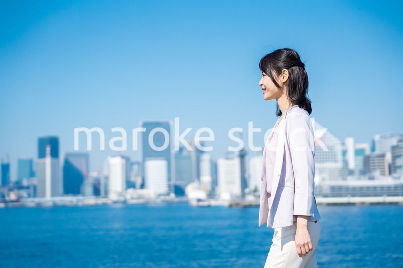 外の空気を吸ってリフレッシュするビジネスウーマン