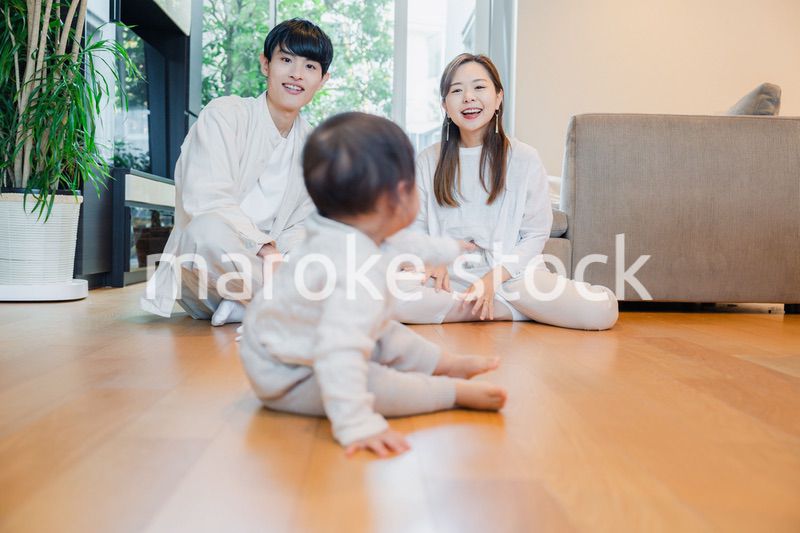 赤ちゃんとお家で過ごす幸せなファミリー