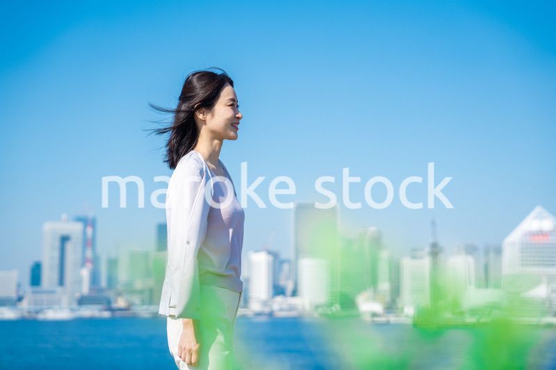 外の空気を吸ってリフレッシュするビジネスウーマン