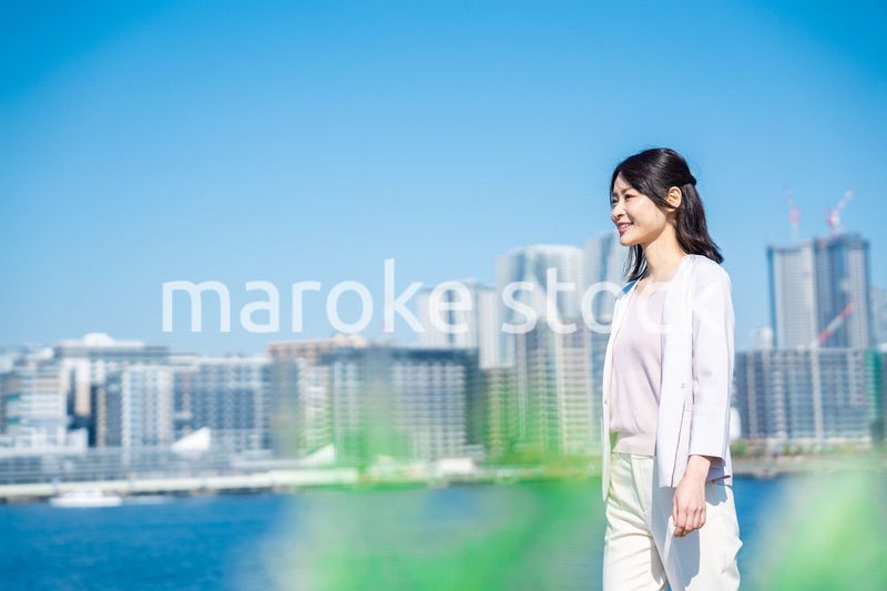 外の空気を吸ってリフレッシュするビジネスウーマン