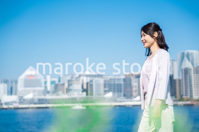 外の空気を吸ってリフレッシュするビジネスウーマン