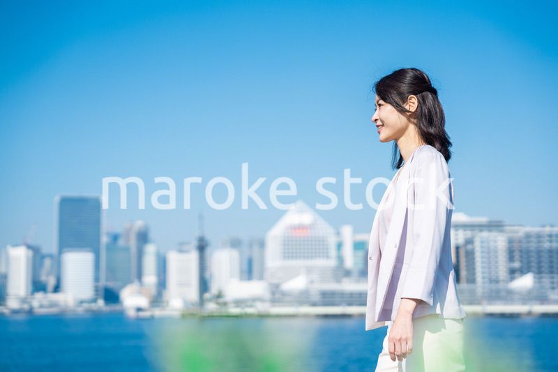 外の空気を吸ってリフレッシュするビジネスウーマン