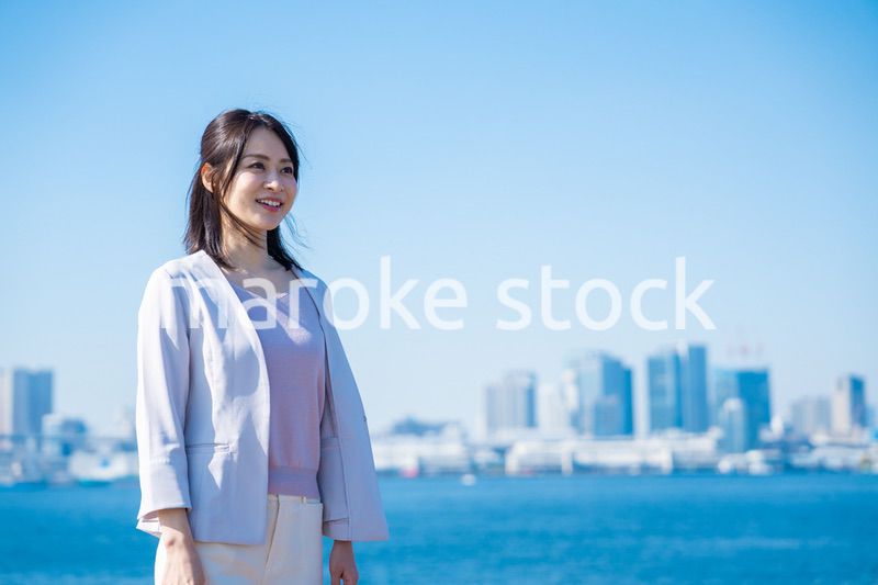 外の空気を吸ってリフレッシュするビジネスウーマン