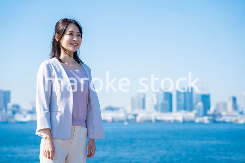 外の空気を吸ってリフレッシュするビジネスウーマン