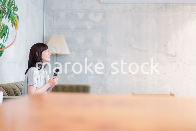 ラウンジでスマホを使うビジネスウーマン