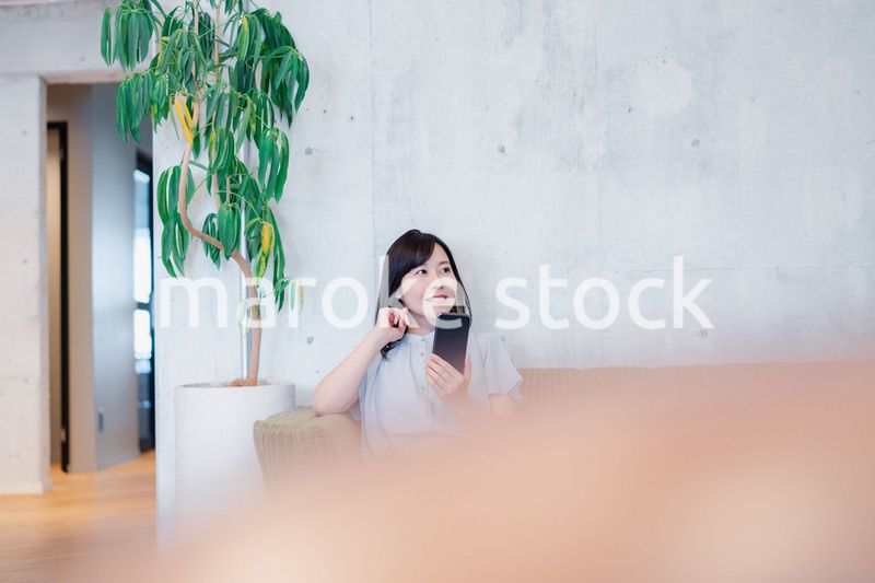 ラウンジでスマホを使うビジネスウーマン