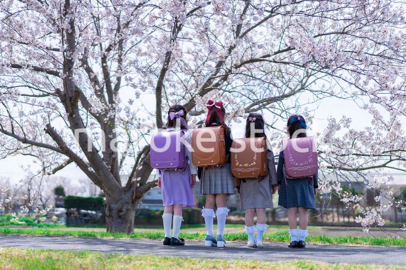 入学式の日にみんなで集まる小学生
