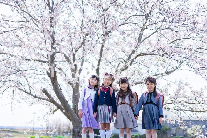 入学式の日にみんなで集まる小学生