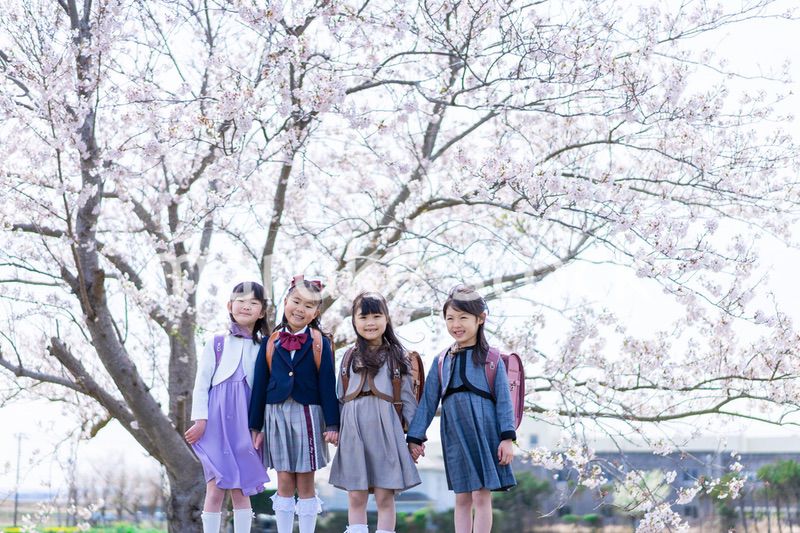 入学式の日にみんなで集まる小学生