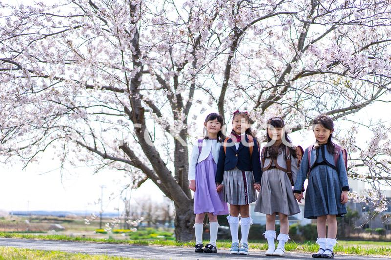 入学式の日にみんなで集まる小学生