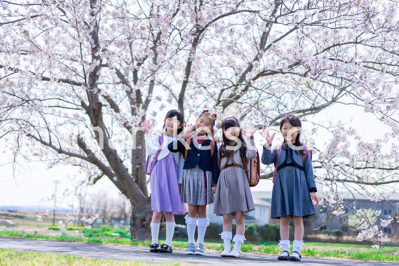 入学式の日にみんなで集まる小学生