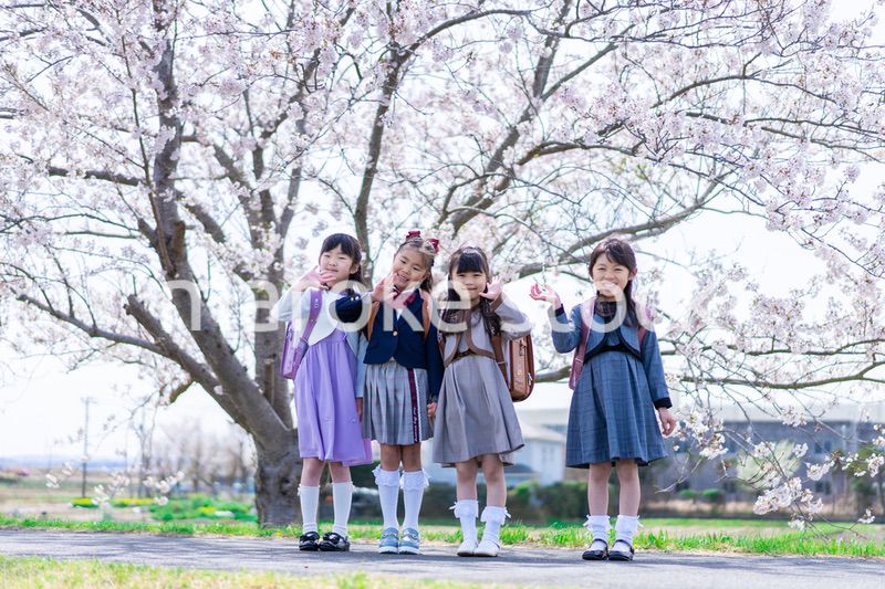 入学式の日にみんなで集まる小学生