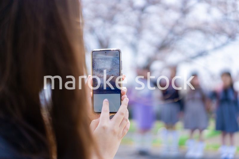 入学式の日にみんなで集まる小学生