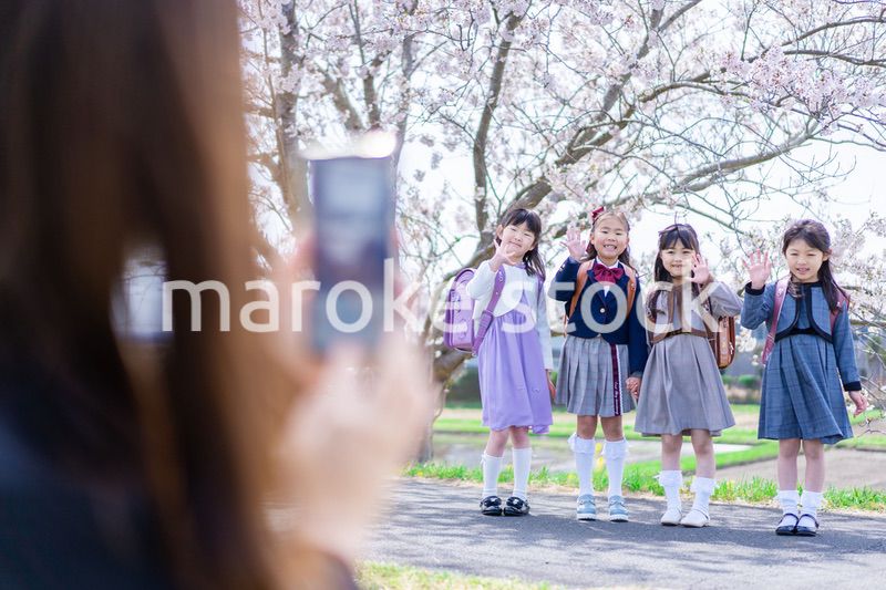 入学式の日にみんなで集まる小学生