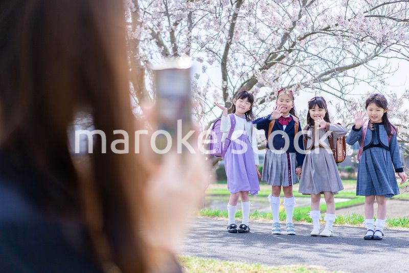 入学式の日にみんなで集まる小学生