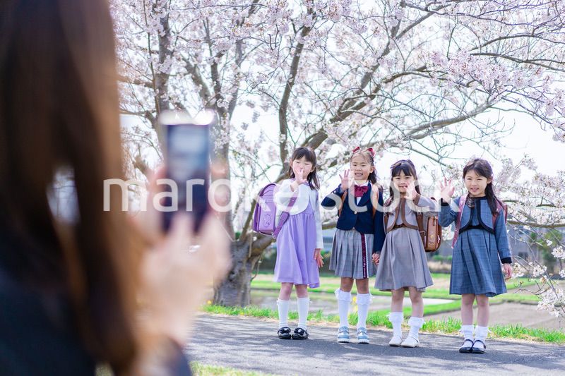 入学式の日にみんなで集まる小学生