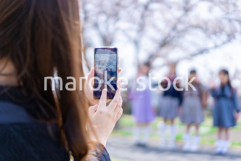 入学式の日にみんなで集まる小学生