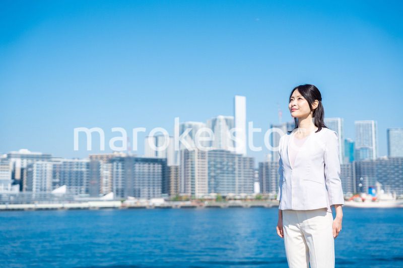 外の空気を吸ってリフレッシュするビジネスウーマン