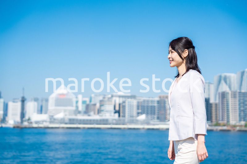 外の空気を吸ってリフレッシュするビジネスウーマン