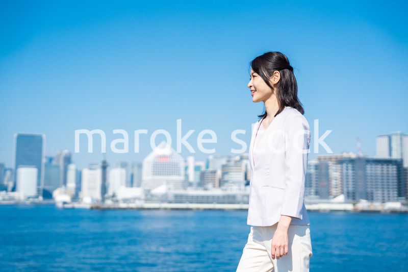 外の空気を吸ってリフレッシュするビジネスウーマン