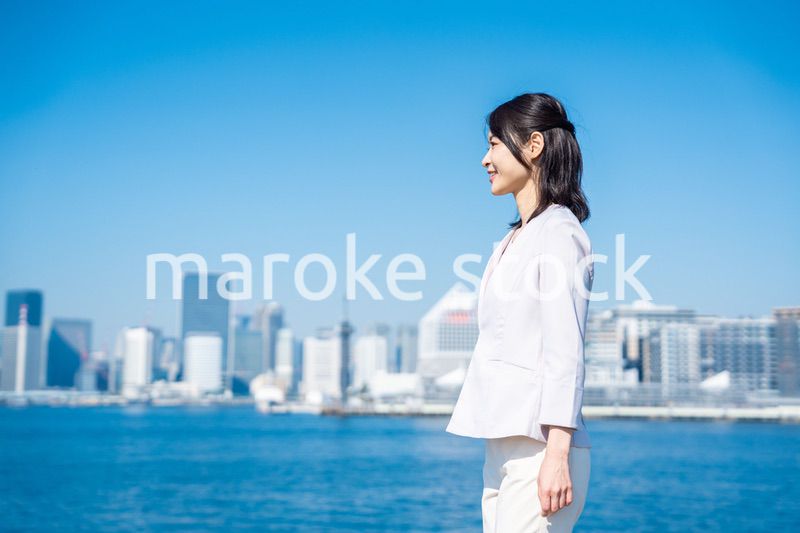 外の空気を吸ってリフレッシュするビジネスウーマン