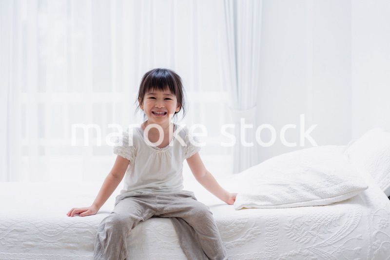 おうちで遊ぶ小さな女の子