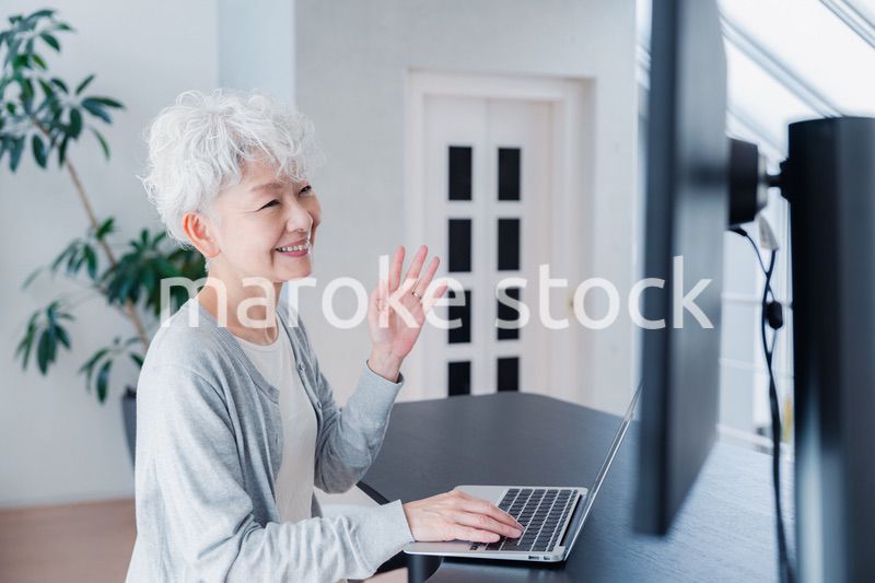 笑顔でビデオ通話をするシニアの女性