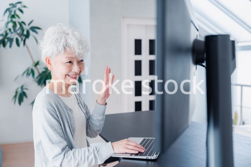 笑顔でビデオ通話をするシニアの女性