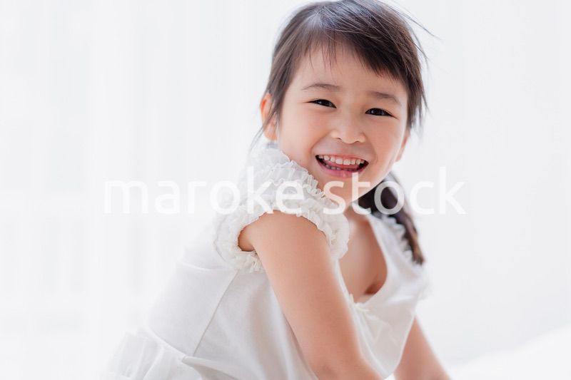 おうちで遊ぶ小さな女の子