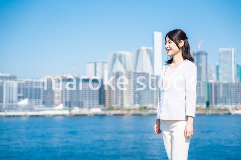外の空気を吸ってリフレッシュするビジネスウーマン