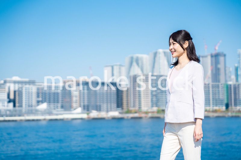 外の空気を吸ってリフレッシュするビジネスウーマン